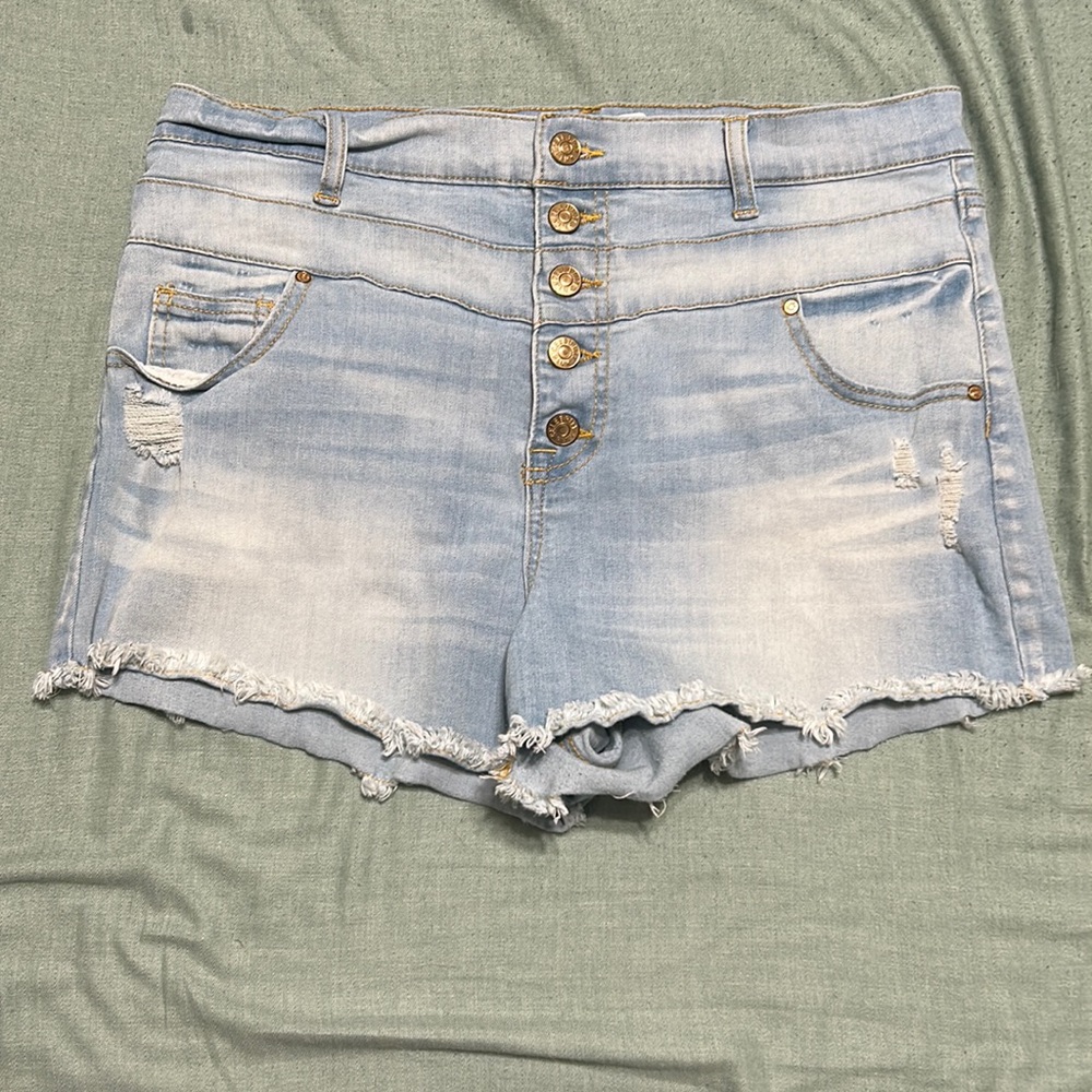 Celebrity Pink Light Wash Button Distressed 2-inch Inseam Jean Shorts Sz 13/31